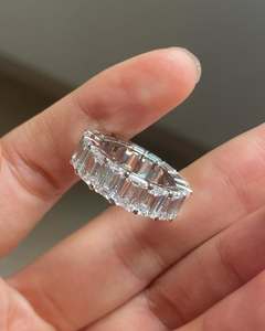 Anillo de compromiso geométrico de lujo para mujer, chapado en oro de 18 quilates, plata 925, moissanita, corte baguette, engaste de canal, banda de eternidad - Product Image 1