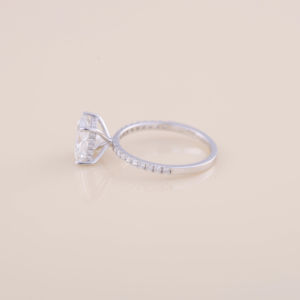 Anillo de Compromiso con Diamante Cultivado en Laboratorio de Corte Princesa de 3.54CT con Banda Redonda Pavé en Oro Blanco, Amarillo y Rosa de 14K - Product Image 3