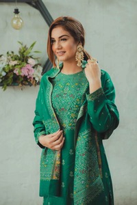 Vêtements d'hiver de créateur Safaa Exclusive Dilkash de qualité export, collection hiver, richement brodés pour femmes, disponibles à la vente - Product Image 4