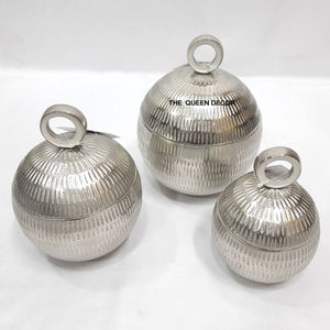 Ensemble de trois boîtes de rangement en aluminium, forme ronde, texture embossée, plaqué argent, avec couvercles à poignée - Product Image 4