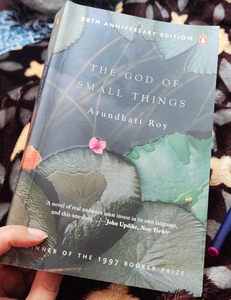 El Dios de las Pequeñas Cosas de Arundhati Roy, Libro de Ficción Familiar en Inglés para Adultos, Formato Paperback - Product Image 2