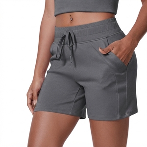 Shorts en molleton pour femme à ourlet effiloché, taille mi-haute, avec cordon de serrage, coupe droite, décontracté, coupe-vent - Product Image 4