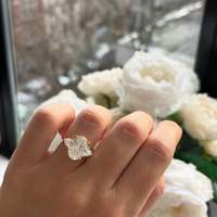 Bague de fiançailles VVS Diam Luxury en or jaune 10K/14K/18K avec moissanite ovale 3,00 CT et trois pierres en forme de poire 1,00 CTW certifiées