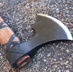 Hacha de guerra vikinga Wolf Heathen, inspirada en el estilo nórdico medieval, réplica funcional para recreación histórica, estilo batalla. - Product Image 4