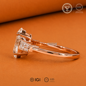 Bague de fiançailles ovale à trois pierres de 2,70 carats, baguettes coniques latérales, bague de mariage en diamant, bague trilogie pour elle, bague faite à la main - Product Image 3