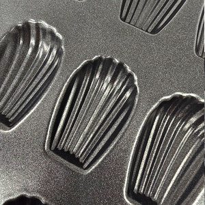 Molde clásico para magdalenas de 12 cavidades, estampado integrado, revestimiento antiadherente profesional de doble cara, acero al carbono, apto para hornear en horno. - Product Image 3