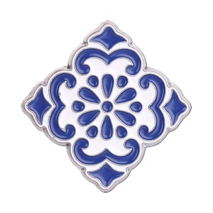 Épinglette en métal motif carreaux azulejo portugais bleus et blancs, broche traditionnelle ibérique en céramique émaillée - Product Image 1