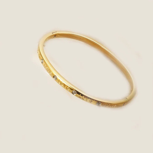 Pulsera de Oro con Diamantes Cultivados en Laboratorio, Grabado Halo y Diseño de Estación de Pulseras, con Grabado 'Love' - Product Image 1