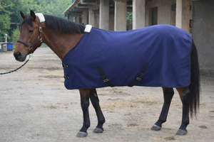 Couverture en polaire pour cheval, fabriquée à la main, couleur marine, imperméable, pour dressage, hiver, fabriquée par Kiran Overseas - Product Image 3