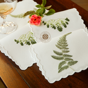 Serviette en lin brodée de feuilles de palmier, artistique et durable, ambiance tropicale pour les resorts et les fêtes en plein air. - Product Image 1
