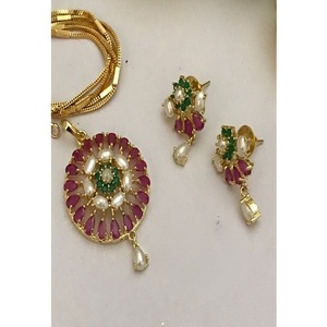 Magnifique ensemble collier et boucles d'oreilles en laiton plaqué or de qualité supérieure avec véritables perles, idéal pour les mariages et les fiançailles, pour femme. - Product Image 1