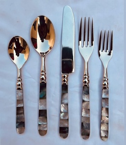 Ensemble de couverts au design artisanal, acier inoxydable, manche en résine, finition dorée, 5 pièces, à prix très bas - Product Image 6
