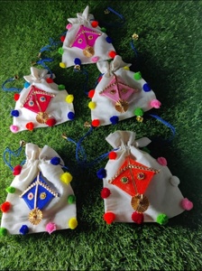 กระเป๋าผ้าฝ้ายสีขาวทำมือ พร้อมลายปักว่าวสีสันสดใสและพู่ห้อยประดับ สายรูดสีน้ำเงินพร้อมกระดิ่งสีทอง - Product Image 2