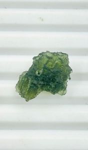 INDIA GEMS Moldavita Natural en Bruto de Fantasía 15x20x5mm, Gema Verde Checa, Valoración de Terceros, Aprox. 10 Quilates, Para Fabricación de Joyas - Product Image 2