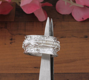 แหวนแต่งงานแบบคลัสเตอร์ประดับเพชรหรูหรา ดีไซน์เนอร์ออกแบบ สำหรับทั้งชายและหญิง เครื่องประดับแฟชั่นทันสมัย สีเงิน คลาสสิก ขายส่งจำนวนมาก - Product Image 3