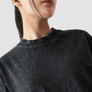 เสื้อยืดโอเวอร์ไซส์สีดำฟอกกรด ผู้ชาย ผ้าฝ้าย 100% เนื้อหนา สตรีทแวร์ ทรงหลวม ไหล่ตก คอกลม เสื้อยืดลำลอง - Product Image 5