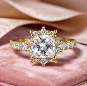 Anillo de Compromiso de Moissanita con Corte Princesa de 1 Quilate, Chapado en Oro de 14K, Engaste de Puntas, Anillo Solitario de Plata de Ley Sólida - Product Image 1