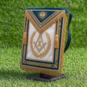 Badge maçonnique en cuir brodé d'or avec franges, panneau bleu marine et sangle de cou réglable - Product Image 4