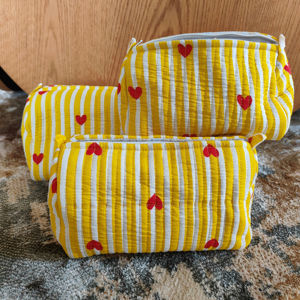 Juego de Bolsas Cosméticas Acolchadas de Algodón, Bolsa de Maquillaje Floral de 3 Piezas, Bolsas de Aseo Color Amarillo Corazón (Juego de 3) - Product Image 1