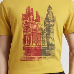 Camiseta Amarilla de Manga Corta para Hombre con Estampado del Edificio 1913, Cuello Redondo, Corte Regular, Algodón Jersey, Diseño Frontal Serigrafiado - Product Image 3