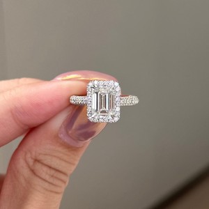 Anillos de compromiso de oro macizo de 14k al por mayor con diamantes cultivados en laboratorio de corte esmeralda, pavé, halo y solitario, elegantes y minimalistas. - Product Image 1