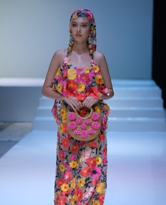 ชุดเดรสยาว Juliette สีนู้ด ลายดอกเดซี่ ดีไซน์หรูหรา โรแมนติกเหนือกาลเวลา ประดับด้วยลูกไม้ปักมืออย่างประณีต - Product Image 3