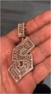 จี้เพชรโมอิสซาไนต์แบบสองสีสไตล์ฮิปฮอป ชุบทองคำขาว 925 เงินแท้ ได้รับการรับรองจาก GRA จี้แฟชั่นสำหรับผู้ชายและผู้หญิง - Product Image 2