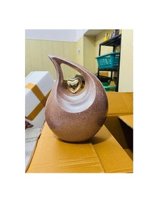 Urne funéraire en forme de larme marron avec motif cœur, personnalisable, pour adulte - Product Image 1