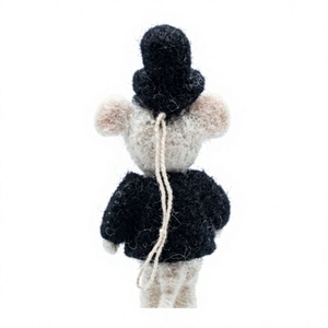 Poupée souris blanche tricotée avec chapeau noir et veste, faite à la main, écologique, animal de dessin animé, décoration de Noël, ornement de vacances d'intérieur, décoration murale - Product Image 4