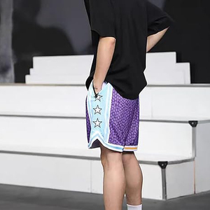 Shorts de basketball tissés pour hommes avec bande latérale bleue, design sportif respirant et à séchage rapide, fermeture à cordon de serrage - Product Image 4