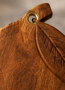 Planche à découper en bois en forme de mangue, finition noyer, avec accent feuille sculptée et anneau métallique, vente en gros - Product Image 4