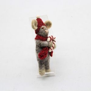 Adorno Navideño de Ratón Tejido a Mano con Gorro Rojo y Bufanda, Sosteniendo una Barra de Caramelo, Decoración Tradicional para las Fiestas - Product Image 2