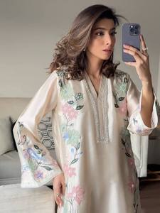 Lanzamiento del Nuevo y Elegante Conjunto de Fiesta de Diseñador: Vestido Largo de Corte Regular con Estampado de Vidrio Romano y Dupatta, Sin Arrugas y Reversible - Product Image 3