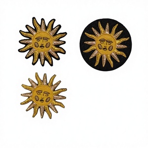 Nouveau design de luxe, badges brodés à la main en fil de soie doré, effet 3D en relief, résistants à l'eau, écologiques, personnalisés - Product Image 1