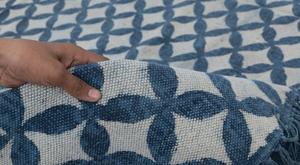 Alfombra Artesanal Abstracta de Tejido Plano Ecológico de Pelo Corto |   Alfombra de Lana Azul y Marfil |   Alfombra Moderna para Piso - Product Image 4