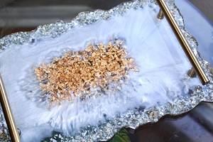 Plateau en résine blanche perlée fait main avec bord en verre et paillettes dorées - Product Image 5