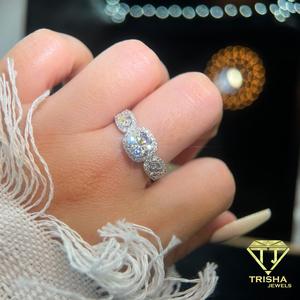 Bague de fiançailles élégante en argent sterling 925 avec trois diamants de laboratoire taille coussin, bijoux de mariage pour femmes - Product Image 4