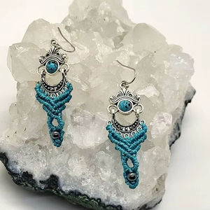 Boucles d'oreilles pendantes artisanales vintage en macramé turquoise, style bohème tribal, avec pierres bleues, bijoux artisanal, cadeau de fête pour elle - Product Image 1