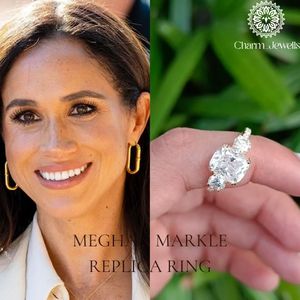 Bague de fiançailles classique pour femme en or massif 18 carats avec trois pierres de moissanite taille coussin et sertissage à griffes Charm Jewells - Product Image 5