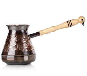 หม้อกาแฟทองแดงตีลายแบบตุรกี กรีก อาหรับ สำหรับใช้บนเตาแก๊ส พร้อมด้ามจับไม้ - Product Image 1