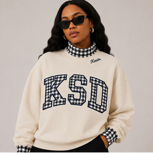 Sweat-shirt personnalisé à col montant avec appliqué gingham, patchwork de lettres à carreaux et broderie, style universitaire, avec nom d'école et mascotte - Product Image 4