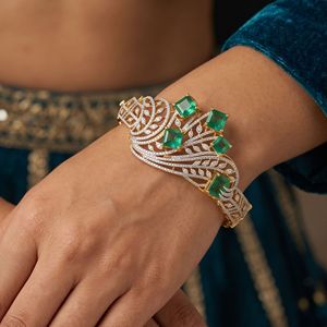 กำไลข้อมือทองคำ 18K ประดับมรกตและเพชร ดีไซน์ลายฉลุและลายดอกไม้สุดหรู - Product Image 3