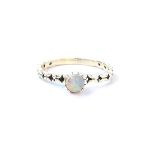Anillo de piedra lunar fina de 1.9 gramos - Product Image 1