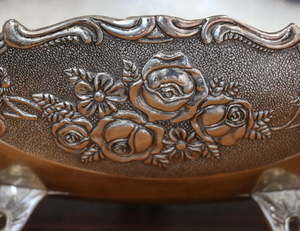 Cuenco vintage plateado con relieve floral y asas ornamentadas, plato central de metal antiguo, recipiente de mesa festoneado, doble. - Product Image 6