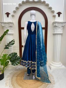 Traje Anarkali de seda de alta calidad con encaje, corte amplio y sin mangas, conjunto de pantalón y dupatta, exportador de moda femenina. - Product Image 4