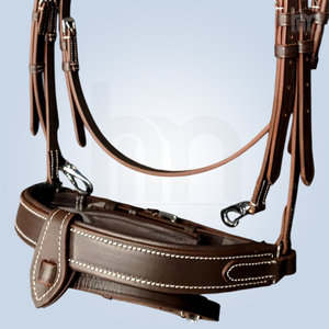 Brida de cuero marrón premium para caballo con costuras blancas elegantes y ceñuela de puño - Acolchada, anatómica, para equitación de caza y salto - Product Image 6