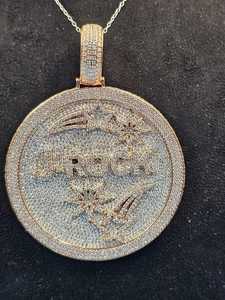 จี้ฮิปฮอปแบบกำหนดเองประดับเพชรโมอิสซาไนต์ VVS เงินแท้ 925 ชุบทอง ประดับเพชรเต็มวง จี้รูปวงกลมพร้อมอักษรย่อแบบสองสี - Product Image 3