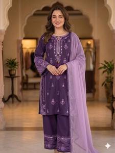 Ensemble de costume ethnique en rayonne de créateur avec broderie effet miroir et dupatta en georgette fantaisie – Vente en gros - Product Image 3
