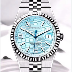 Montre de luxe en acier inoxydable argenté avec cadran motif nid d'abeille bleu glace, aiguilles lumineuses, bracelet 22 mm, design moderne sportif à motif pièce de monnaie - Product Image 1
