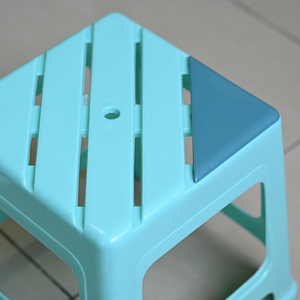 Tabouret en plastique pas cher, tabouret empilable en plastique de haute qualité, pieds en caoutchouc antidérapants, chaise en plastique facile à empiler pour enfants et adultes - Product Image 3